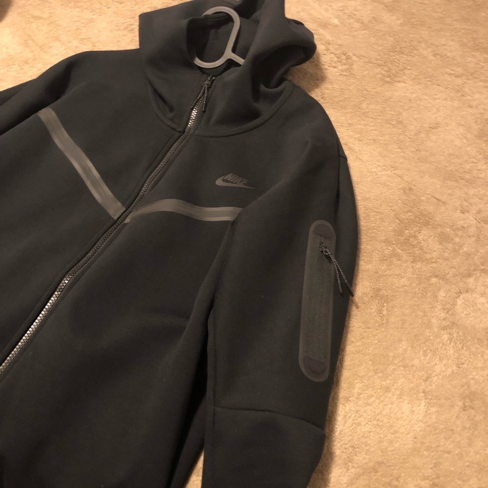 Black Nike tech